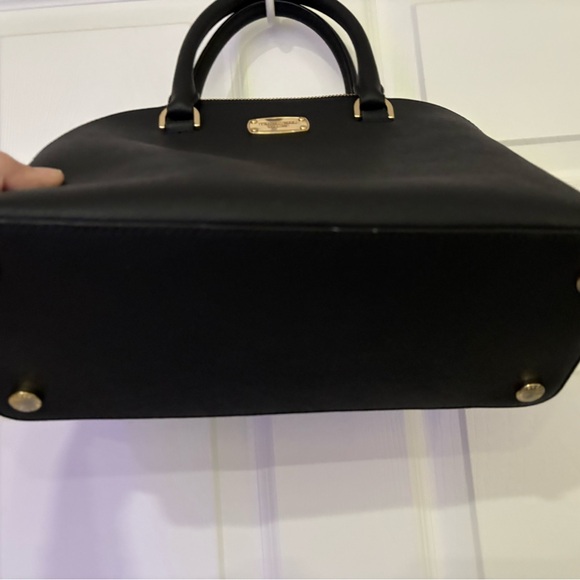 EUC Michael Kors Selma Medium
Satchel in Saffiano Leather Handbag Black - Picture 5 of 14